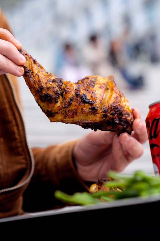 Gros plan sur le poulet braisé Poulcook